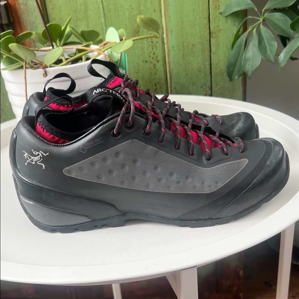 Arc’teryx Acrux FL GTX Graphite Arc/Orchid Arc Hiking Shoes Women’s Size 6.5